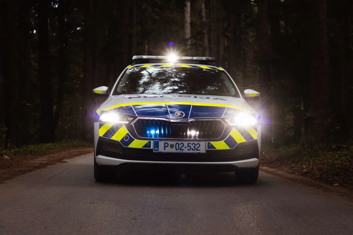 Policist pomagal dečku, ki je nujno potreboval zdravniško pomoč