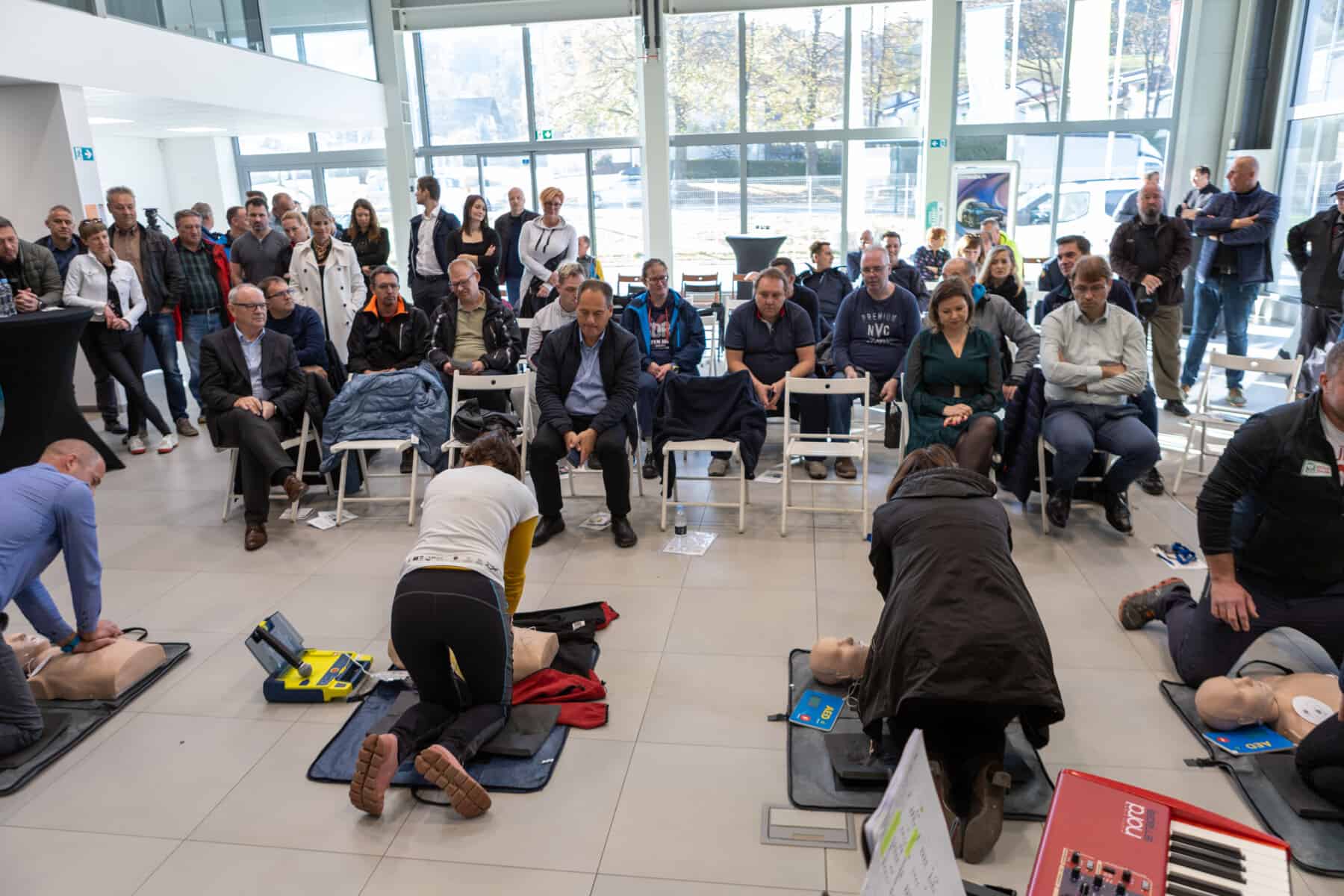 Na Ravnah pripravili izobraževalni dogodek na temo varnega ravnanja ob požaru baterij z dobrodelno noto (VIDEO in FOTO)