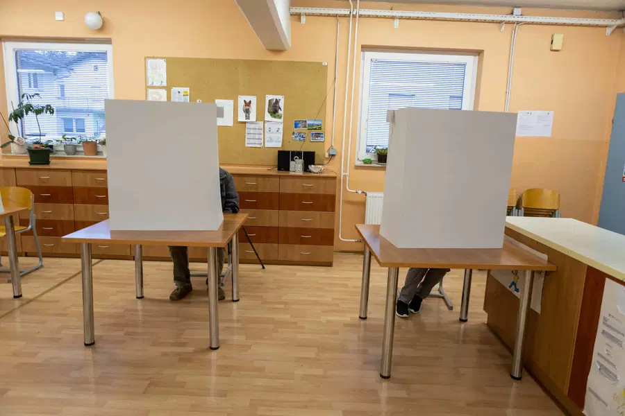 Odprla so se volišča za evropske volitve in posvetovalne referendume