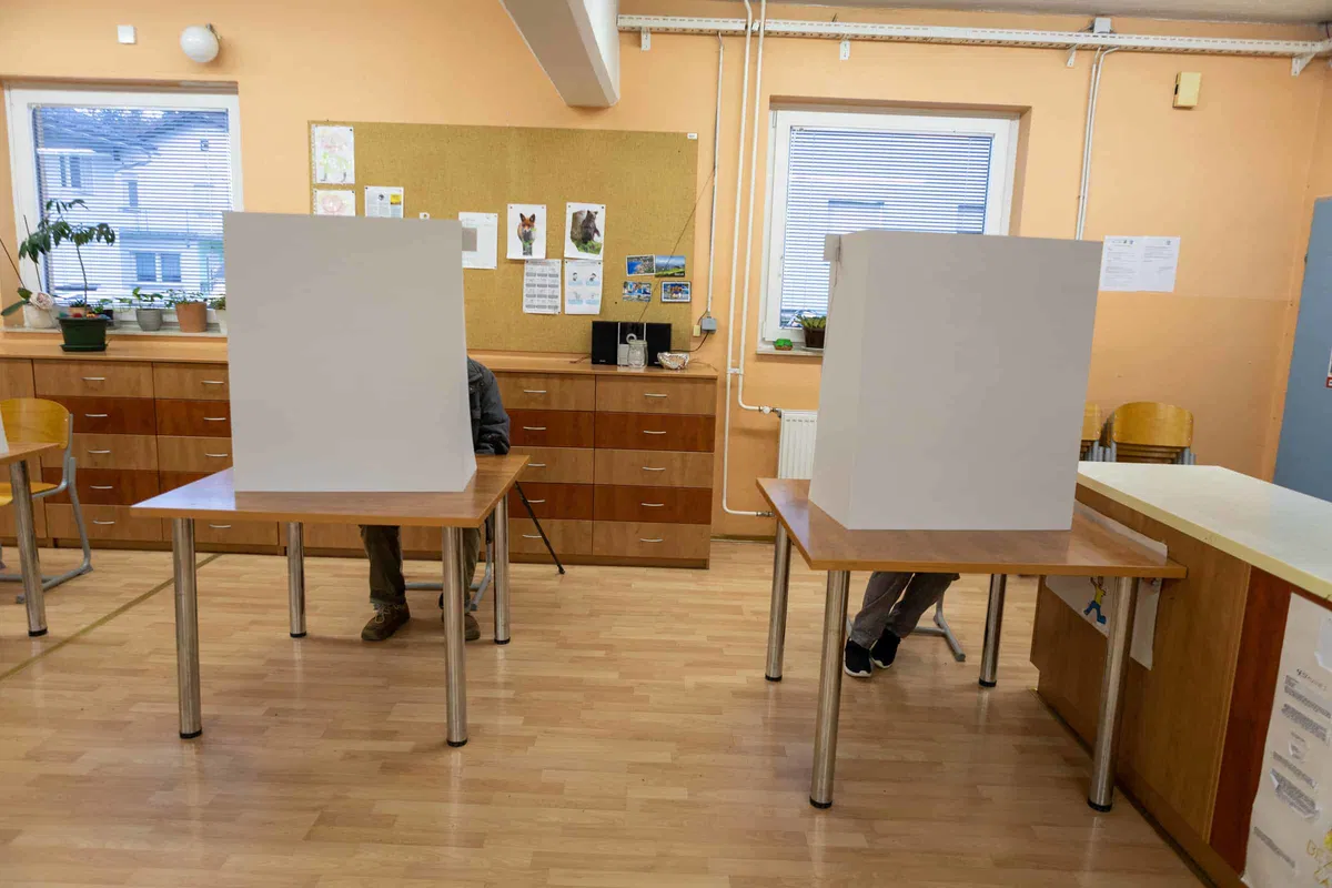 Odprla so se volišča za evropske volitve in posvetovalne referendume