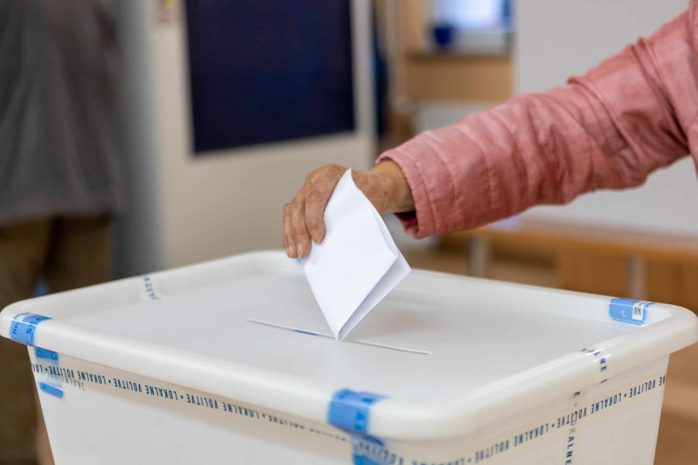 Odprla so se volišča za referendumsko glasovanje