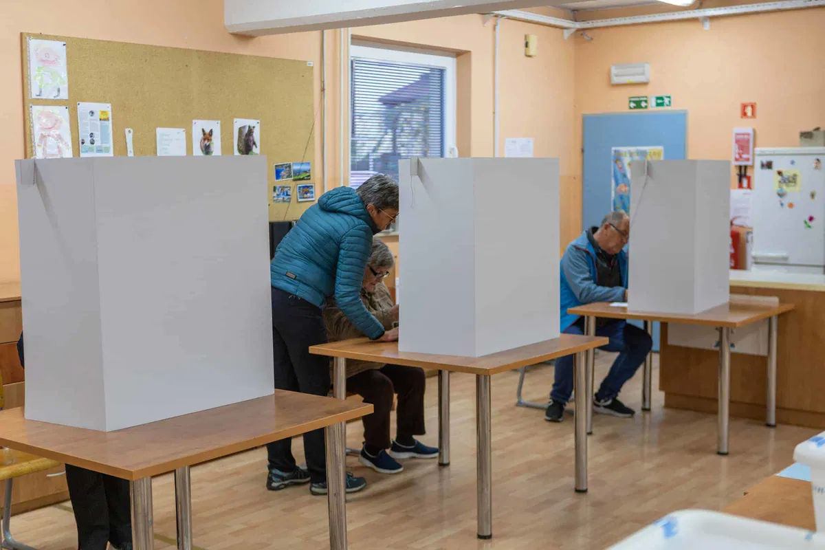 Do 16. ure volila nekaj manj kot tretjina upravičencev