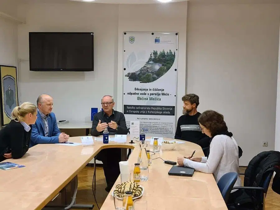 Z okoljsko naložbo v Mežici čistejša potok Šumc in reka Meža
