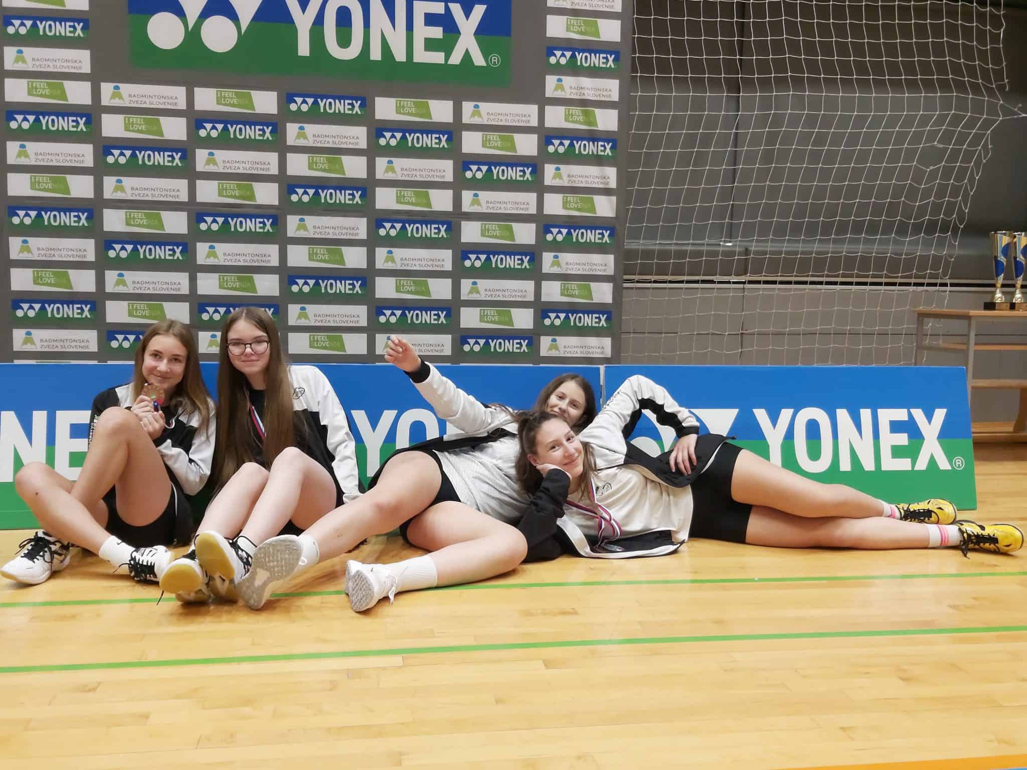 Mlade tekmovalke U-15 osvojile kar štiri medalje na državnem prvenstvu v badmintonu