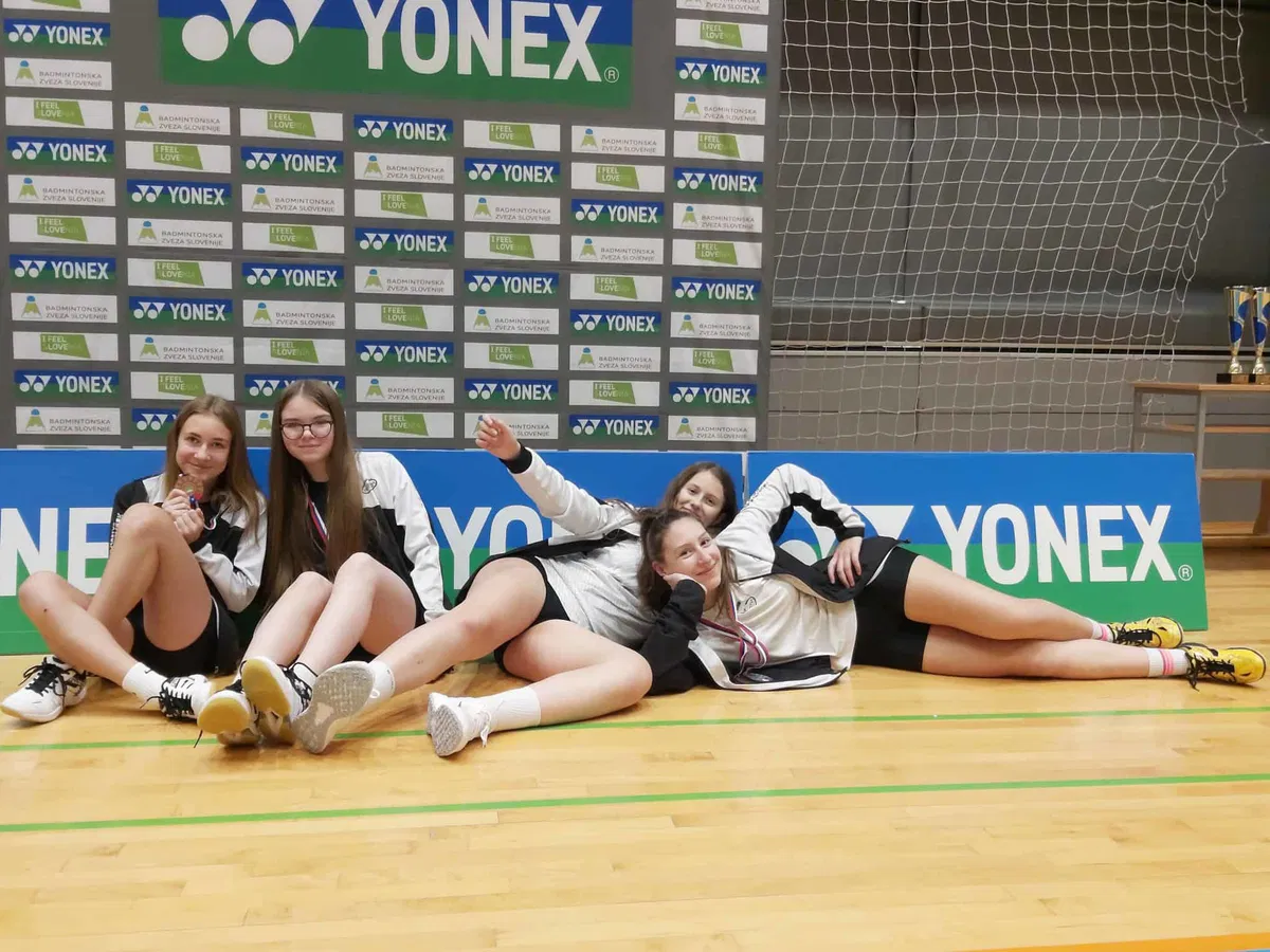 Mlade tekmovalke U-15 osvojile kar štiri medalje na državnem prvenstvu v badmintonu