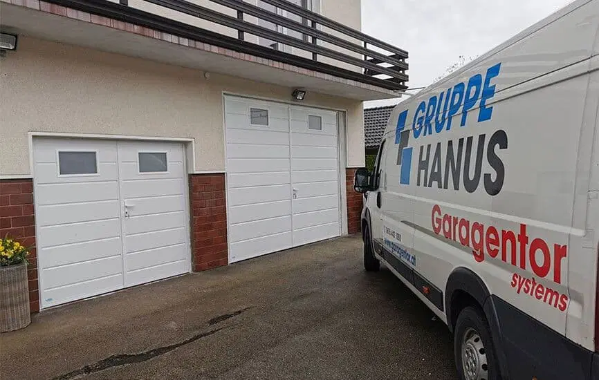 Klasična dvokrilna garažna vrata imajo več plusov kot minusov in so odlična izbira za nakup