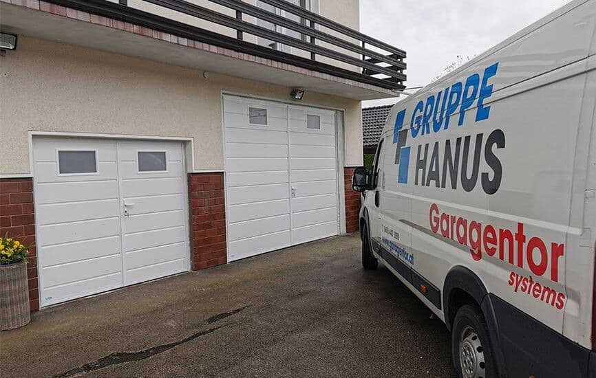 Klasična dvokrilna garažna vrata imajo več plusov kot minusov in so odlična izbira za nakup