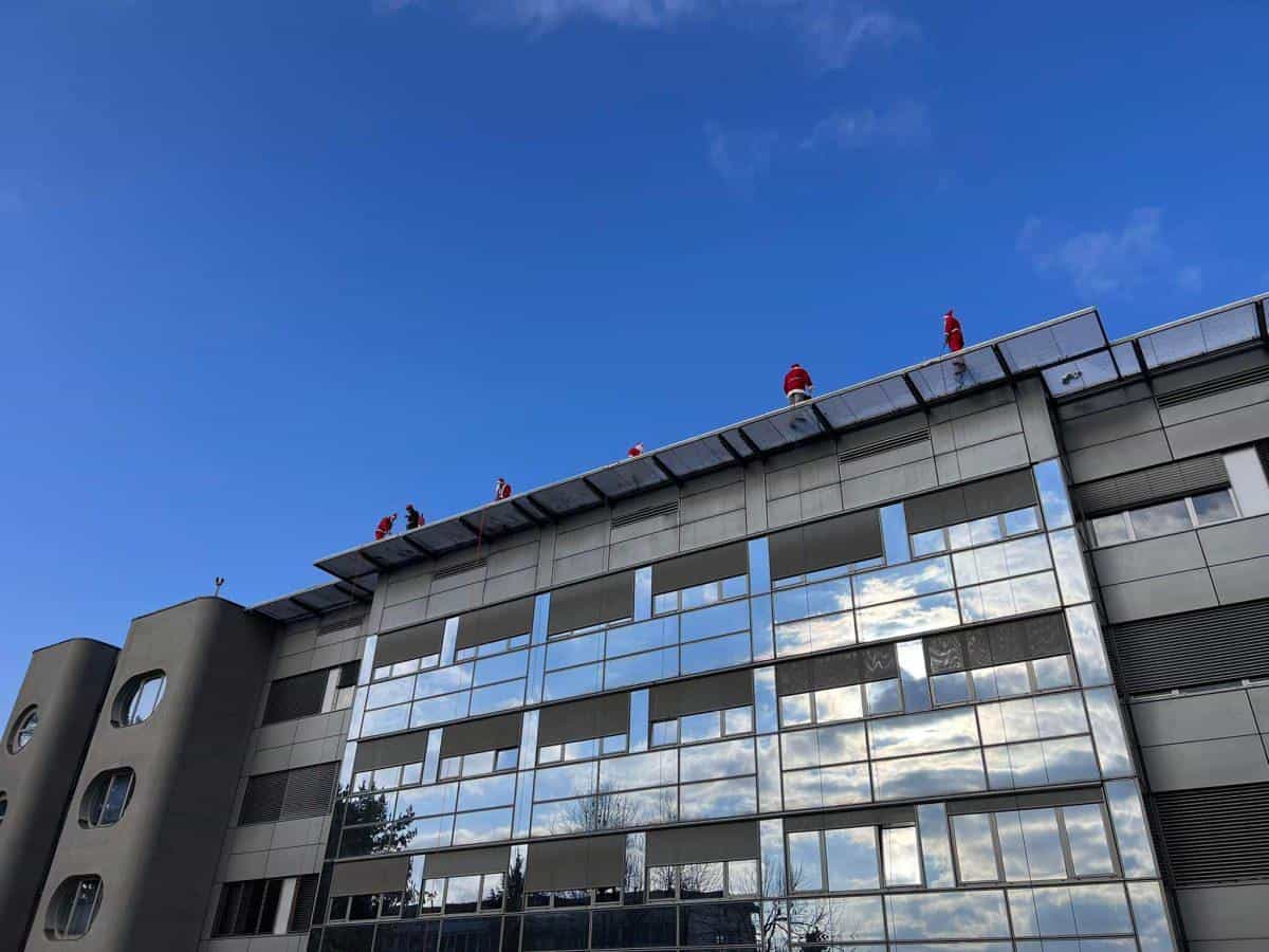 Tudi letos se bo odvil spust Božičkov iz heliporta Splošne bolnišnice Slovenj Gradec