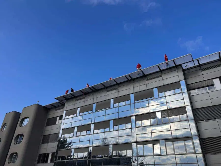 Tudi letos se bo odvil spust Božičkov iz heliporta Splošne bolnišnice Slovenj Gradec