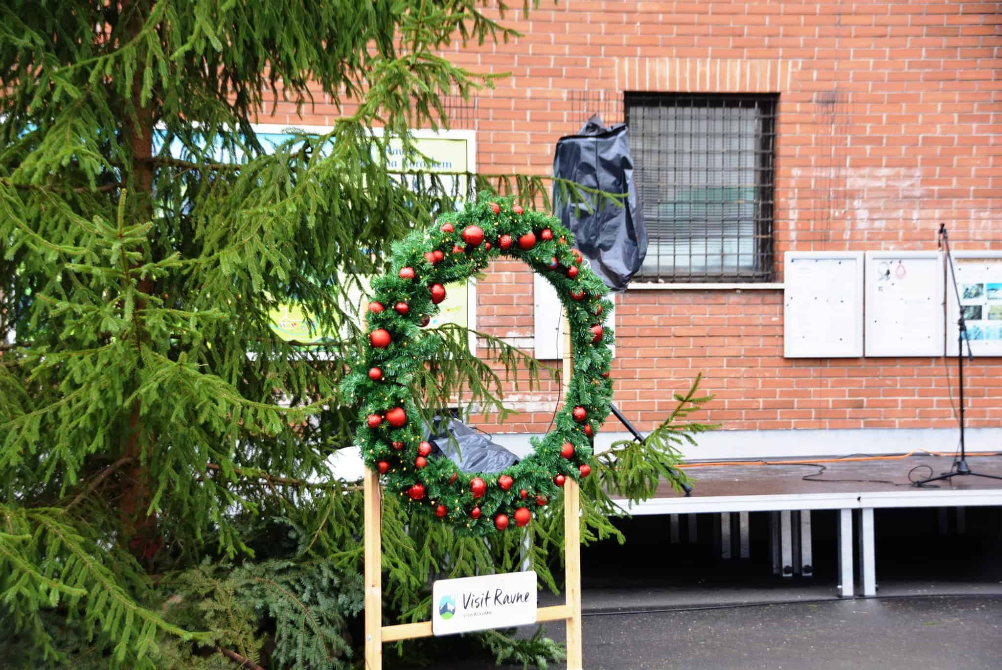 Čarobni vikend na Ravnah: Adventna tržnica, prižig lučk in Miklavževanje