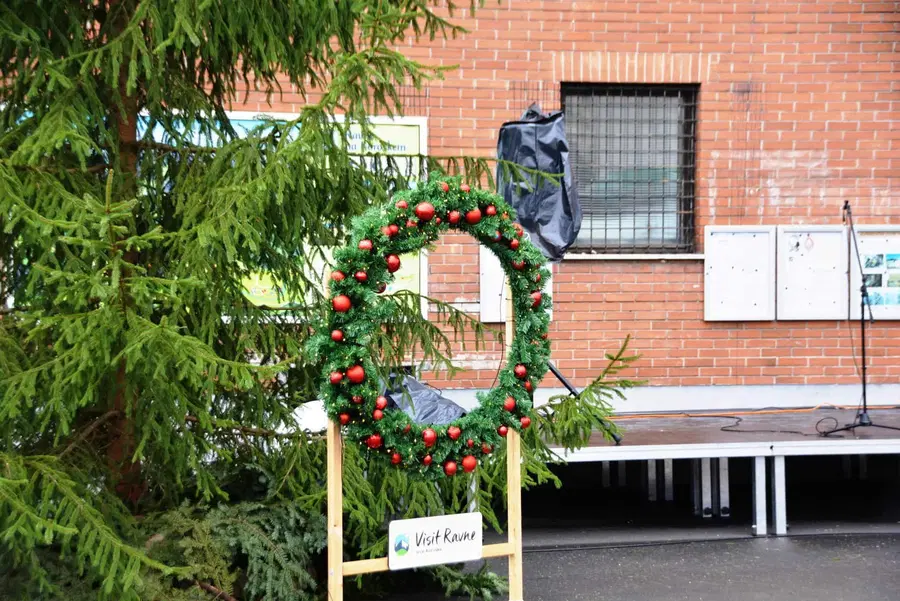 Čarobni vikend na Ravnah: Adventna tržnica, prižig lučk in Miklavževanje