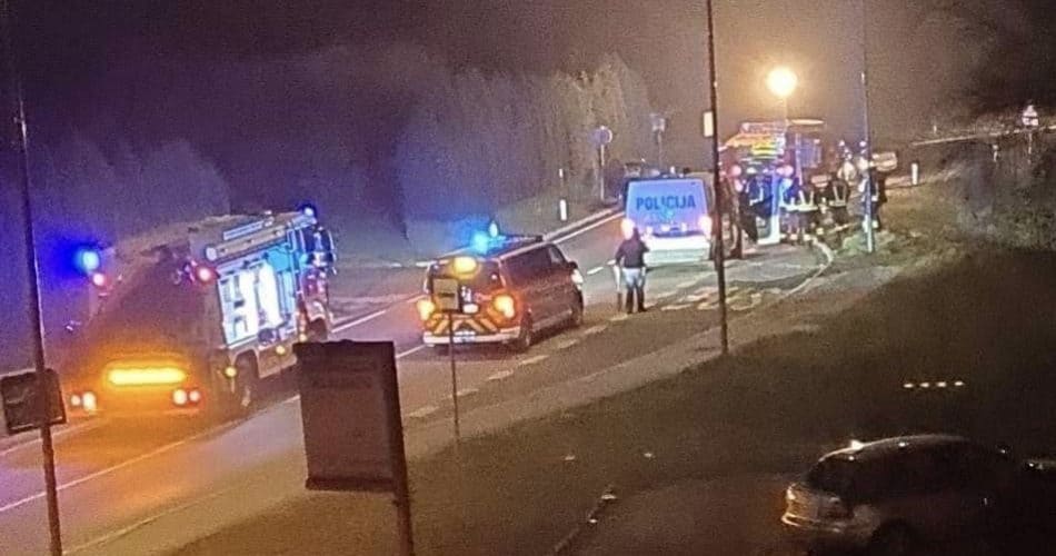 Slovenj Gradec: Prometno nesrečo s hudimi poškodbami povzročil 22-letnik