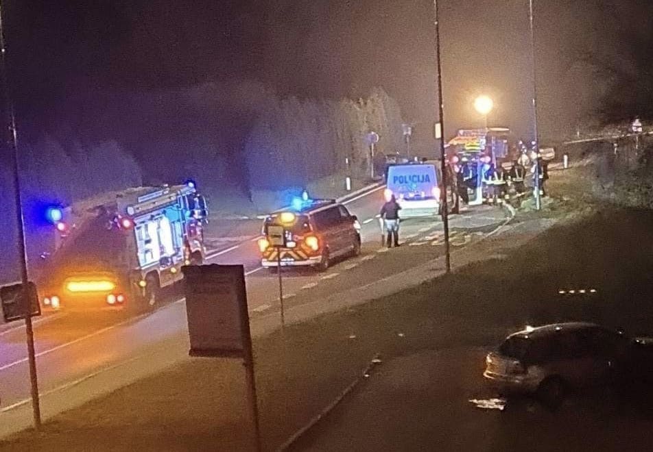 V naselju Stari trg trčili osebni vozili. Eno osebo prepeljali v bolnico