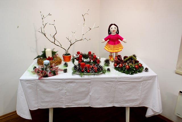 V razstavnih prostorih Infopisarne Dravograd so na ogled ročna dela Lotke Nenadić