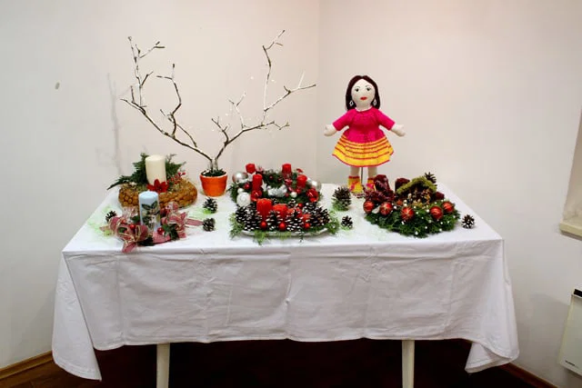 V razstavnih prostorih Infopisarne Dravograd so na ogled ročna dela Lotke Nenadić