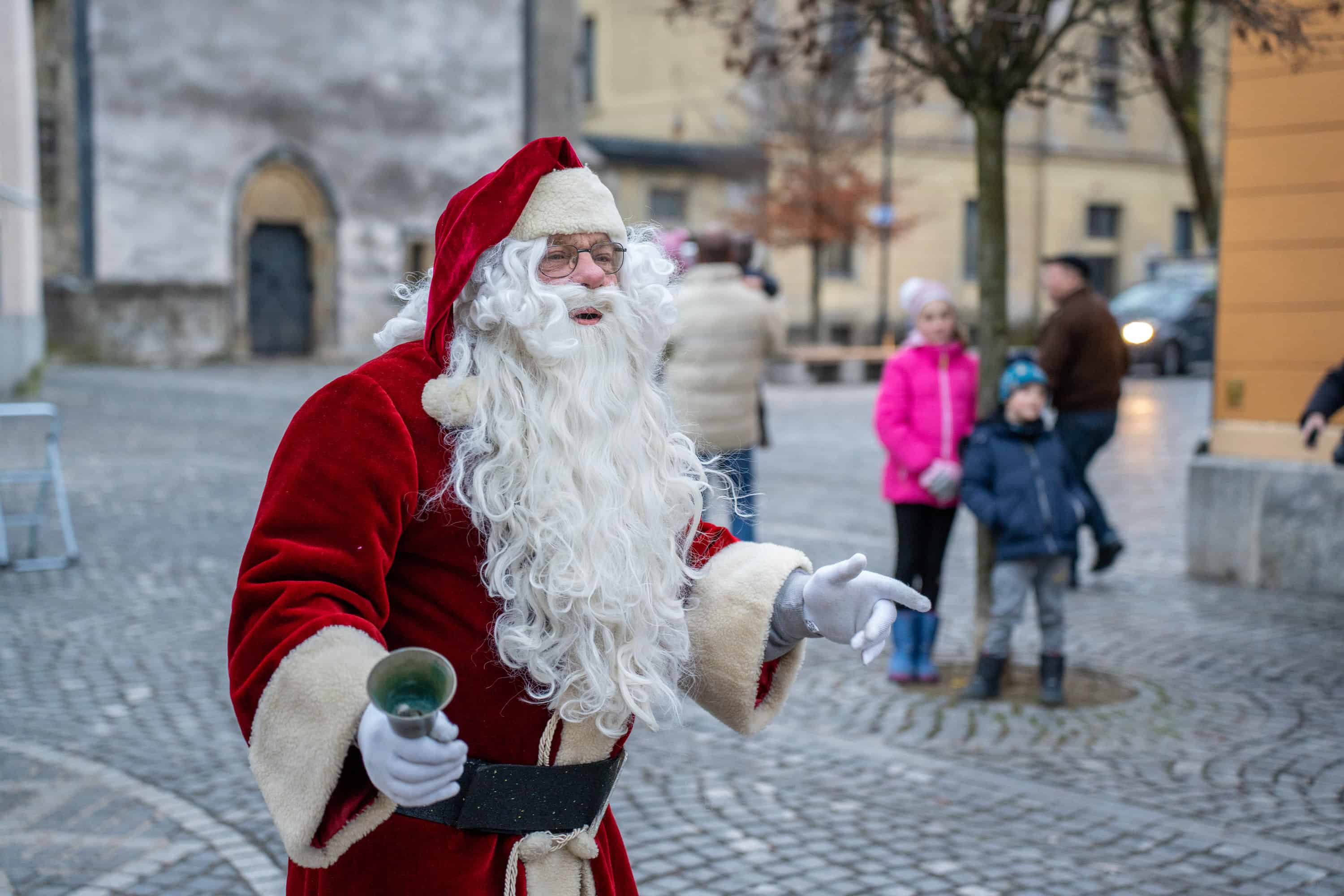 Božiček se bo nocoj mudil na Ravnah