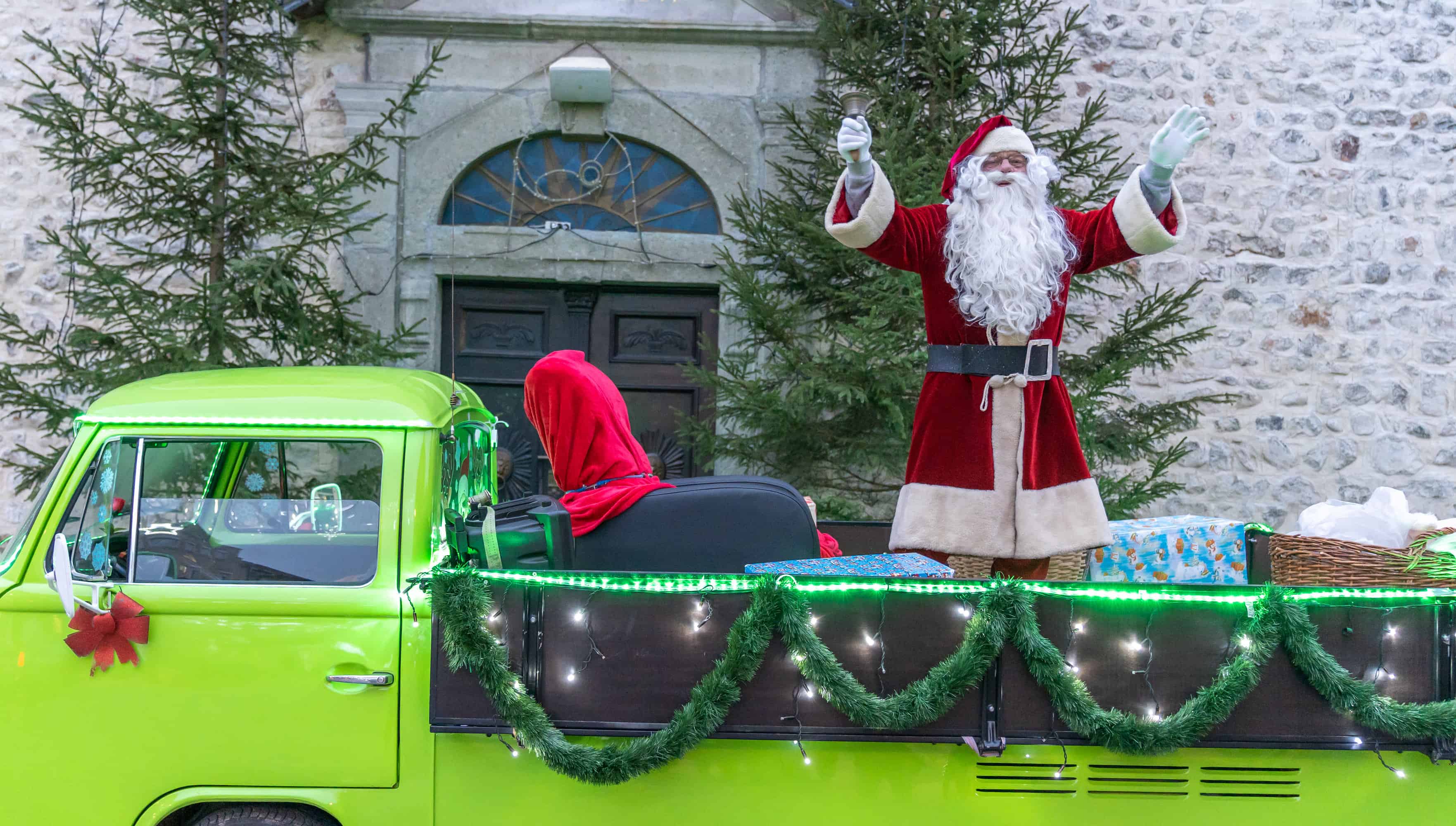 Danes je začel s svojim obiskom v MO Slovenj Gradec Božiček s spremstvom. Ste ga ujeli?