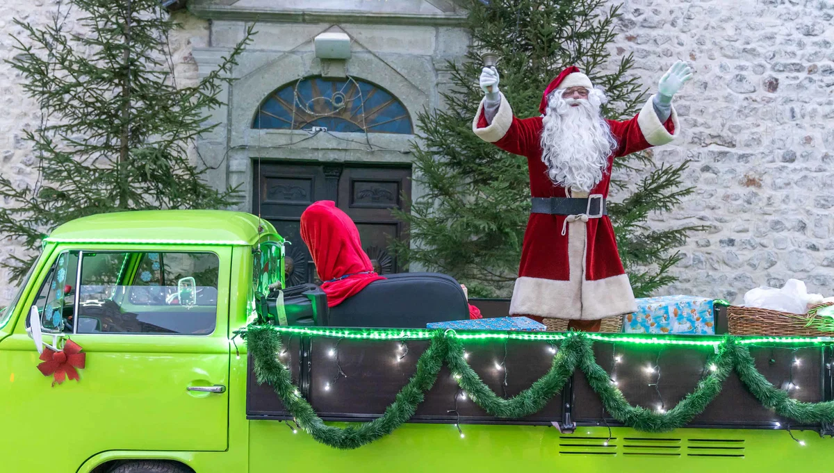 Danes je začel s svojim obiskom v MO Slovenj Gradec Božiček s spremstvom. Ste ga ujeli?
