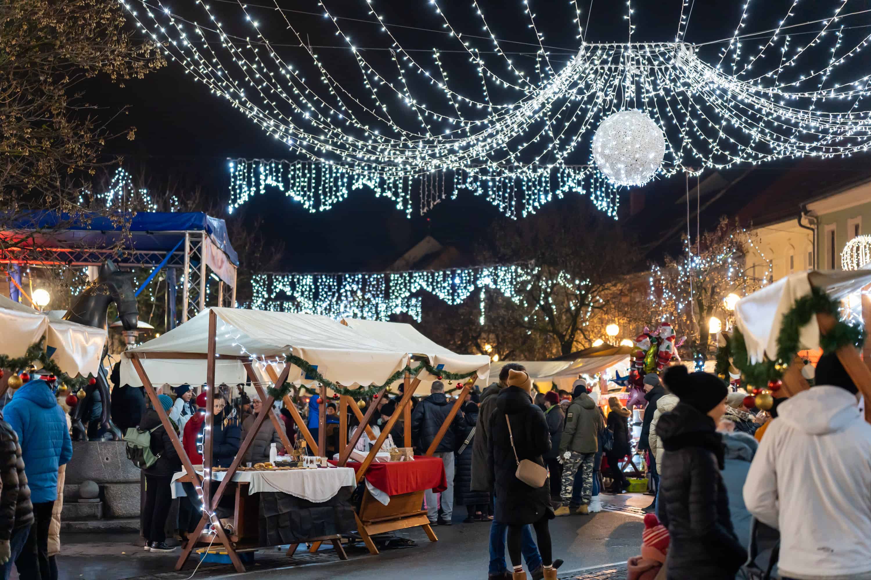 FOTO: Božično-novoletni sejem v Slovenj Gradcu popestrili z odlično glasbo