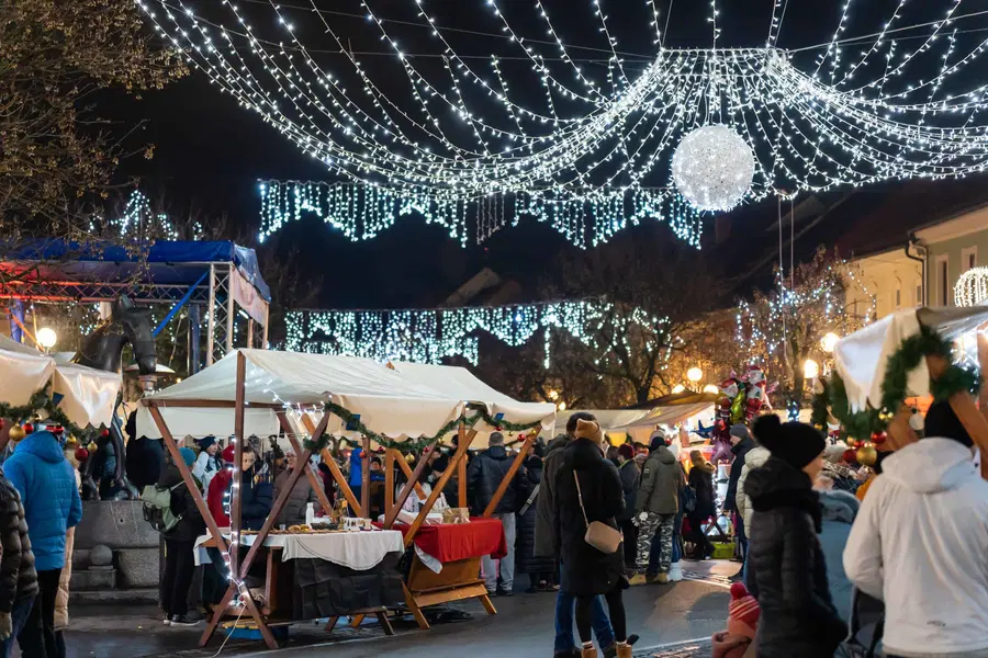 FOTO: Božično-novoletni sejem v Slovenj Gradcu popestrili z odlično glasbo