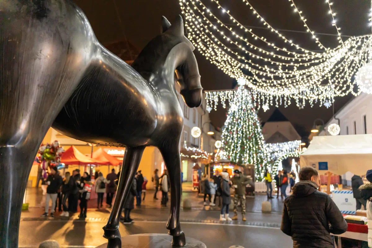 Prižig prazničnih luči v Slovenj Gradcu – vstopite v najbolj čaroben mesec leta s skupino FaušDur