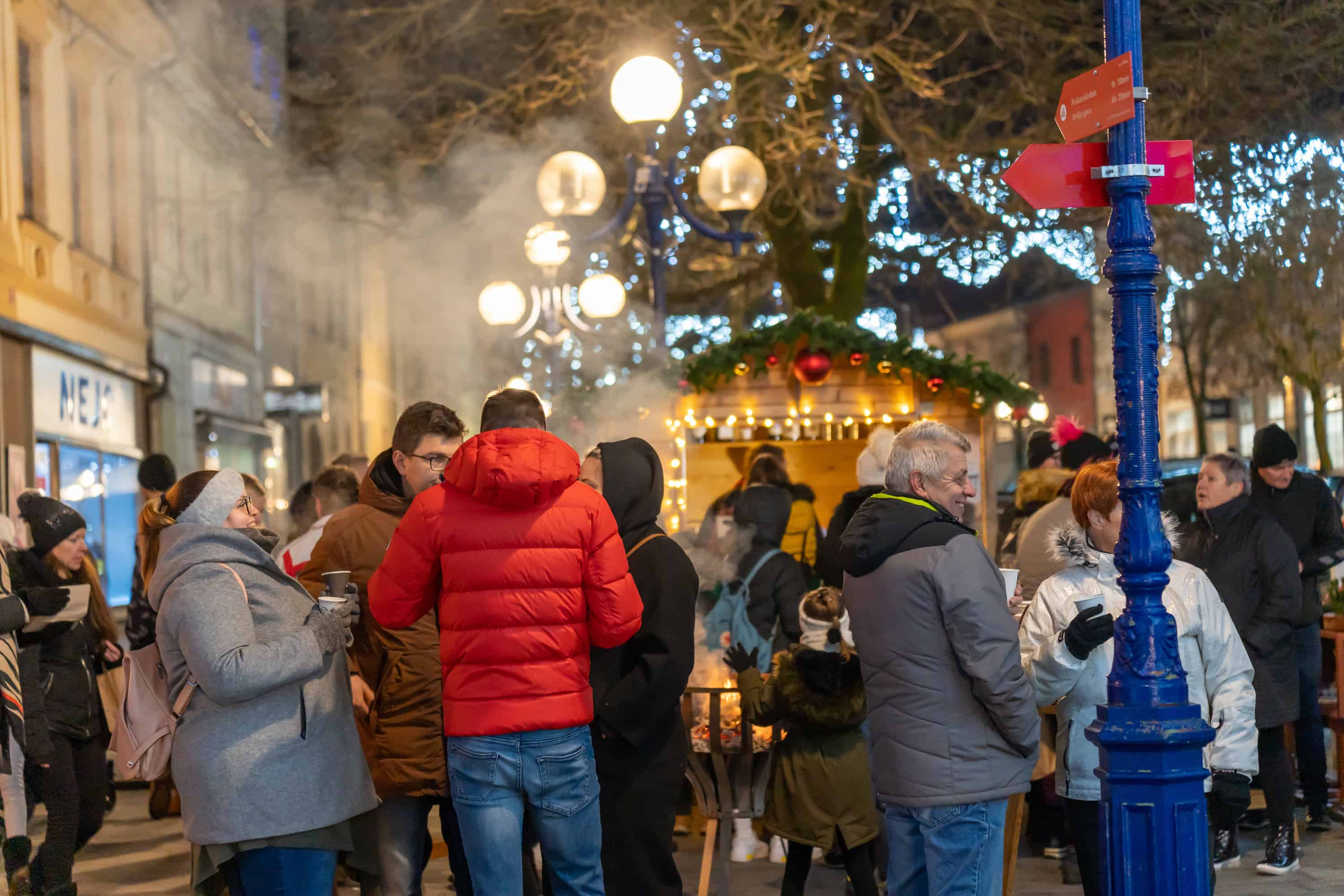 FOTO: V Slovenj Gradcu tudi v nedeljo potekal čaroben božični sejem z glasbenim in plesnim programom