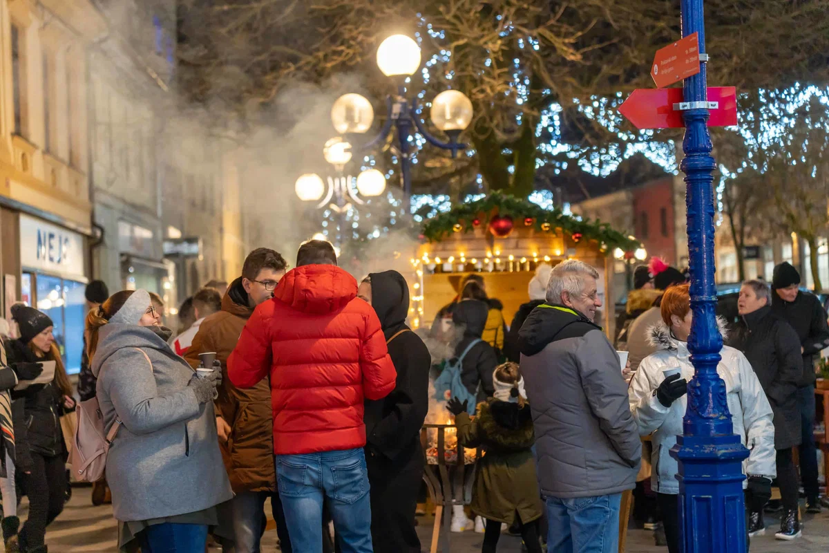 FOTO: V Slovenj Gradcu tudi v nedeljo potekal čaroben božični sejem z glasbenim in plesnim programom