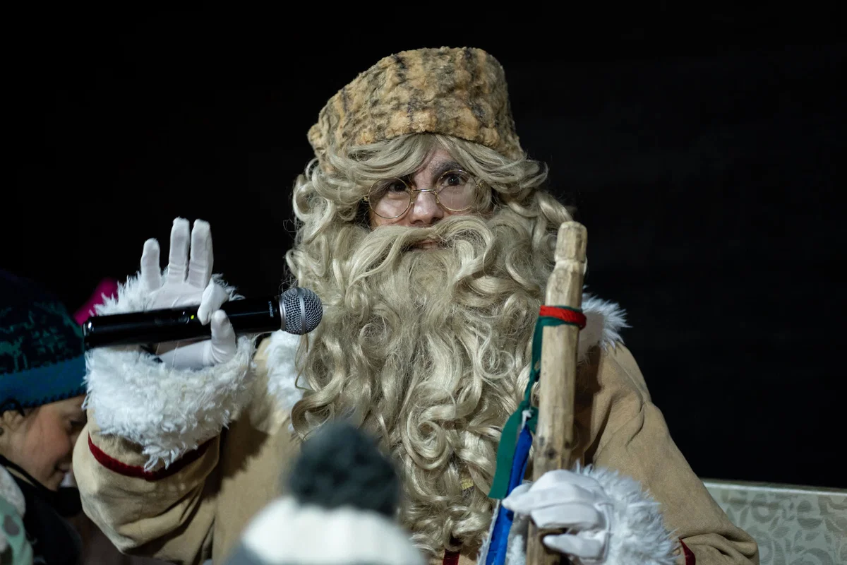 Sinoči je v Slovenj Gradcu otroke obiskal še zadnji izmed dobrih mož - dedek Mraz (FOTO)