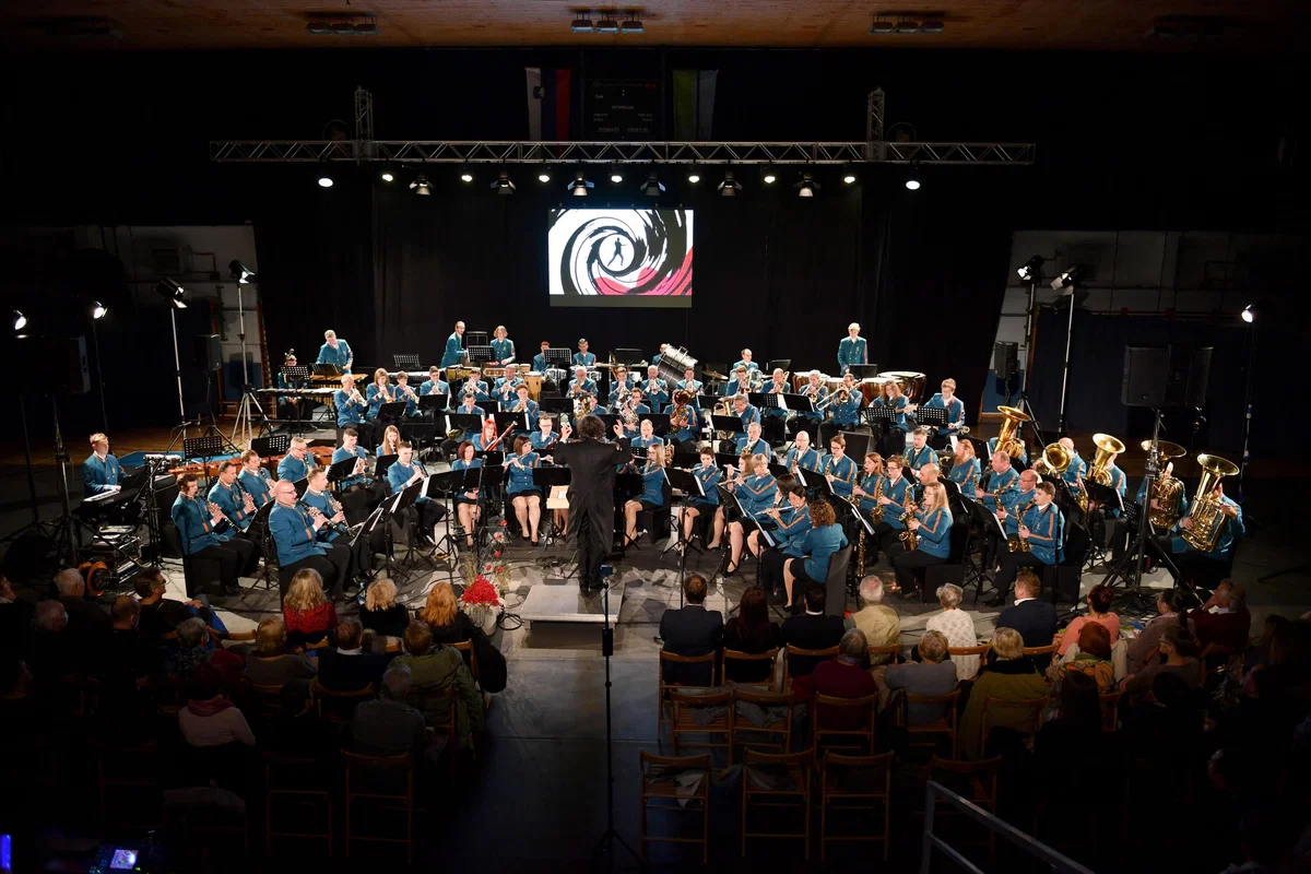 Božično novoletni koncert Pihalnega orkestra železarjev Ravne na Koroškem je bil čaroben