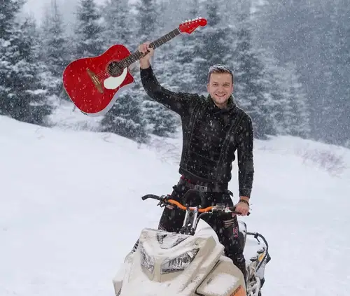 Luka Basi predstavil novo pesem: "Skijaška"