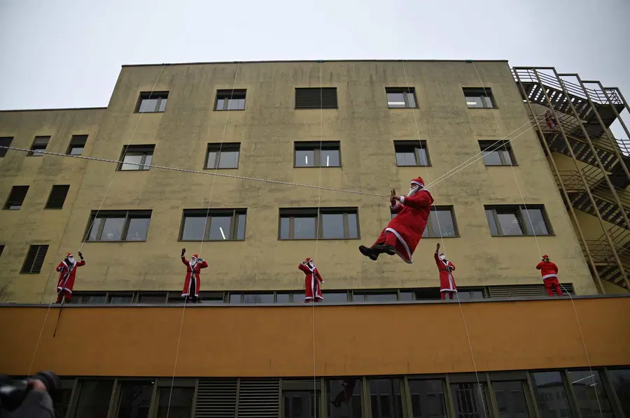 Božički med spustom z vrha pediatrične klinike Maribor razveselili male bolnike