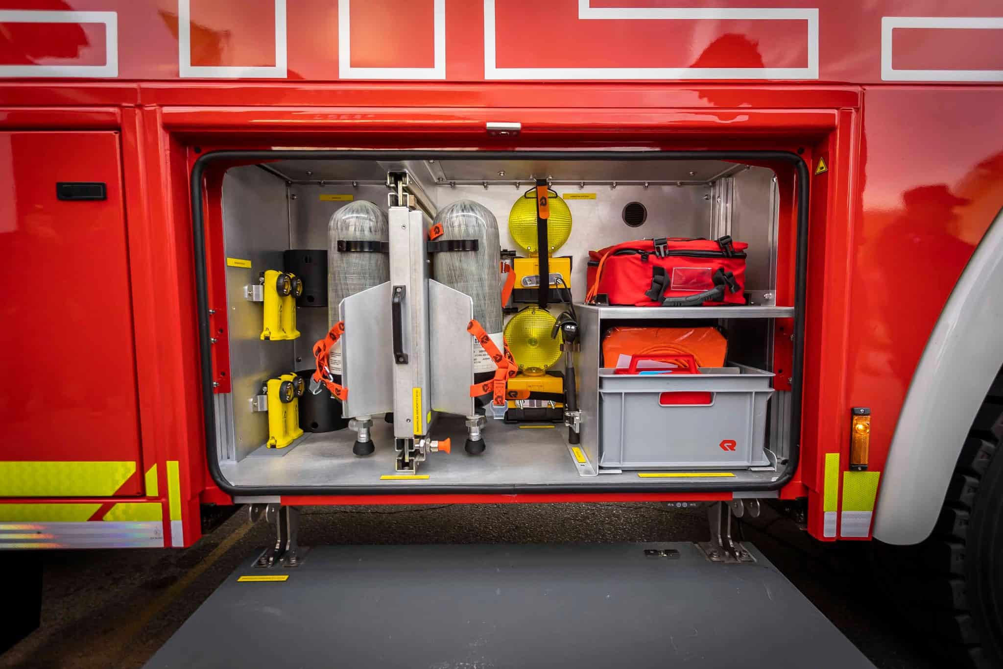 Zagorela kartonasta škatla pri kuhalni plošči, stanovalka v požaru lažje poškodovana