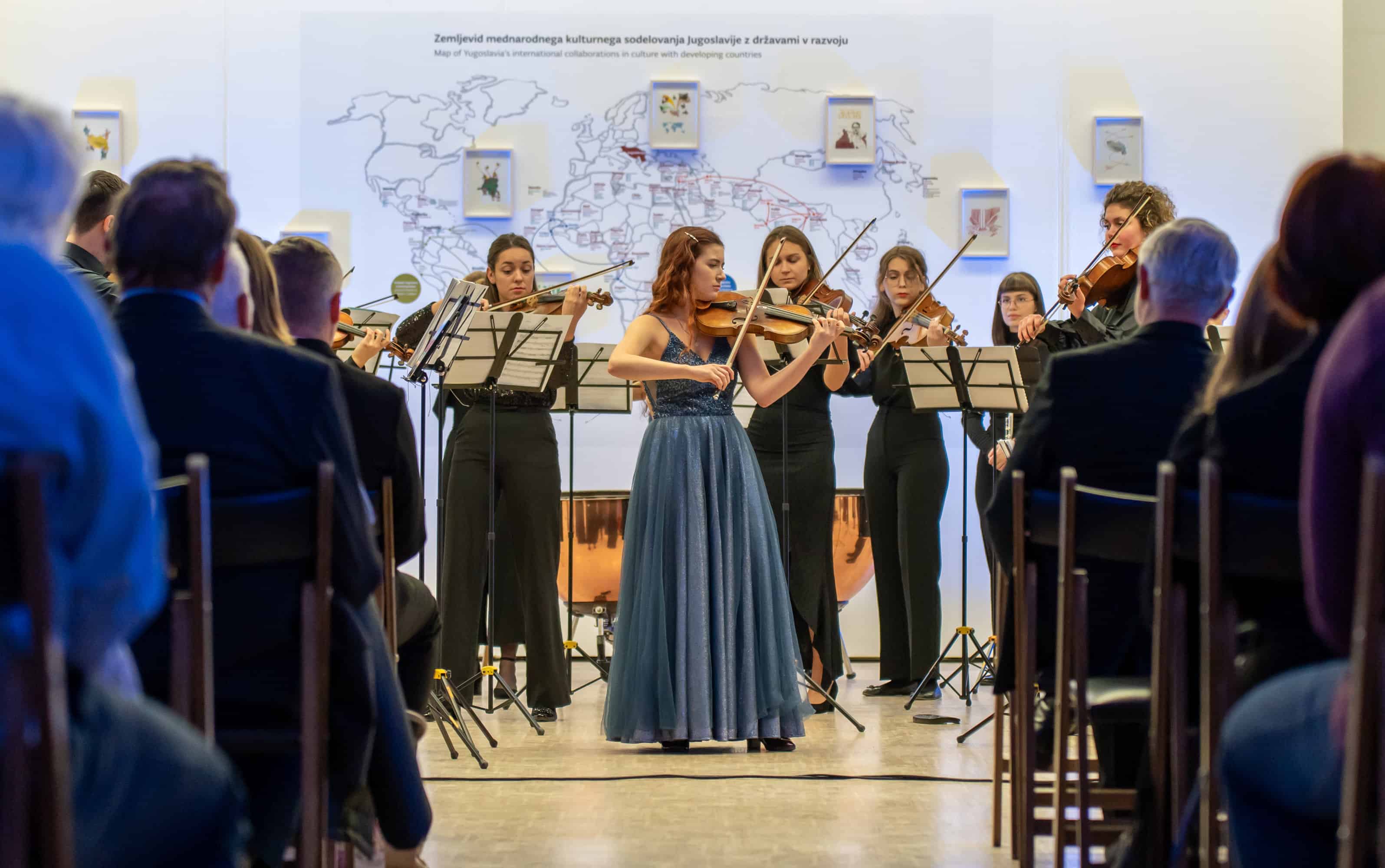 V Slovenj Gradcu izjemen koncert komornega godalnega orkestra Akademije za glasbo Univerze v Ljubljani in solistke na violini Vivijane Rogina (FOTO)