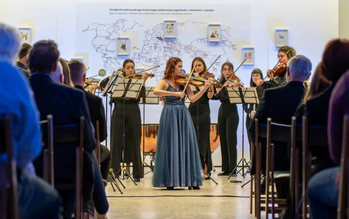 V Slovenj Gradcu izjemen koncert komornega godalnega orkestra Akademije za glasbo Univerze v Ljubljani in solistke na violini Vivijane Rogina (FOTO)