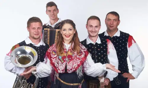Danes vam predstavljamo Ansambel Hopla, ki bo po letošnji polnočnici priredil koncert na Strojni