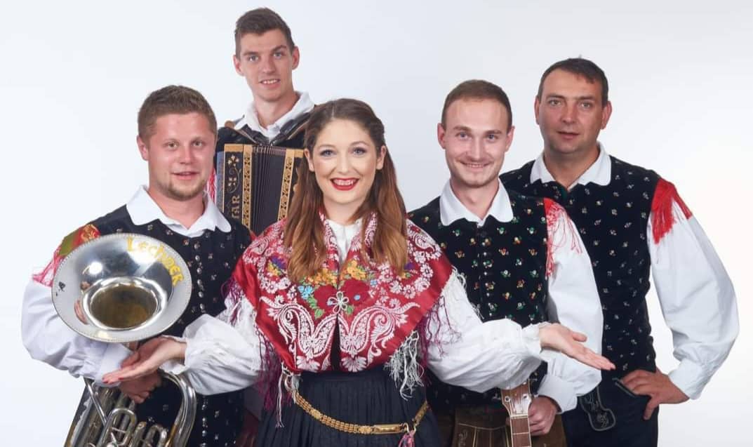 Danes vam predstavljamo Ansambel Hopla, ki bo po letošnji polnočnici priredil koncert na Strojni