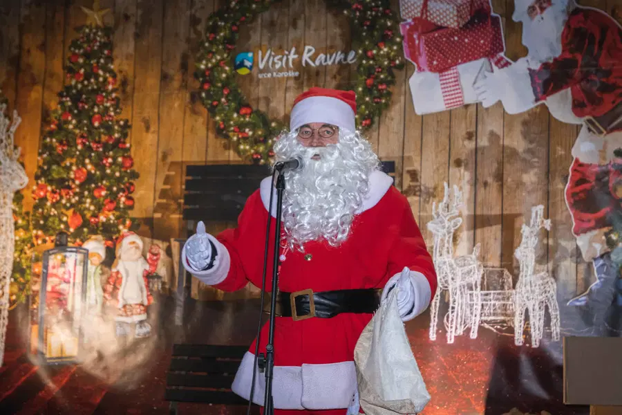 Sinoči je Božiček obiskal tudi otroke na Ravnah na Koroškem