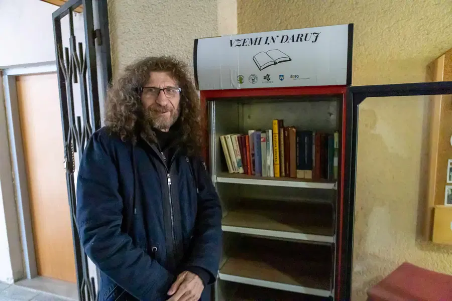 V petek smo bili priča otvoritvi novega starega hladilnika »Vzemi in daruj knjigo«, dogajanje pa je popestril Adi Smolar