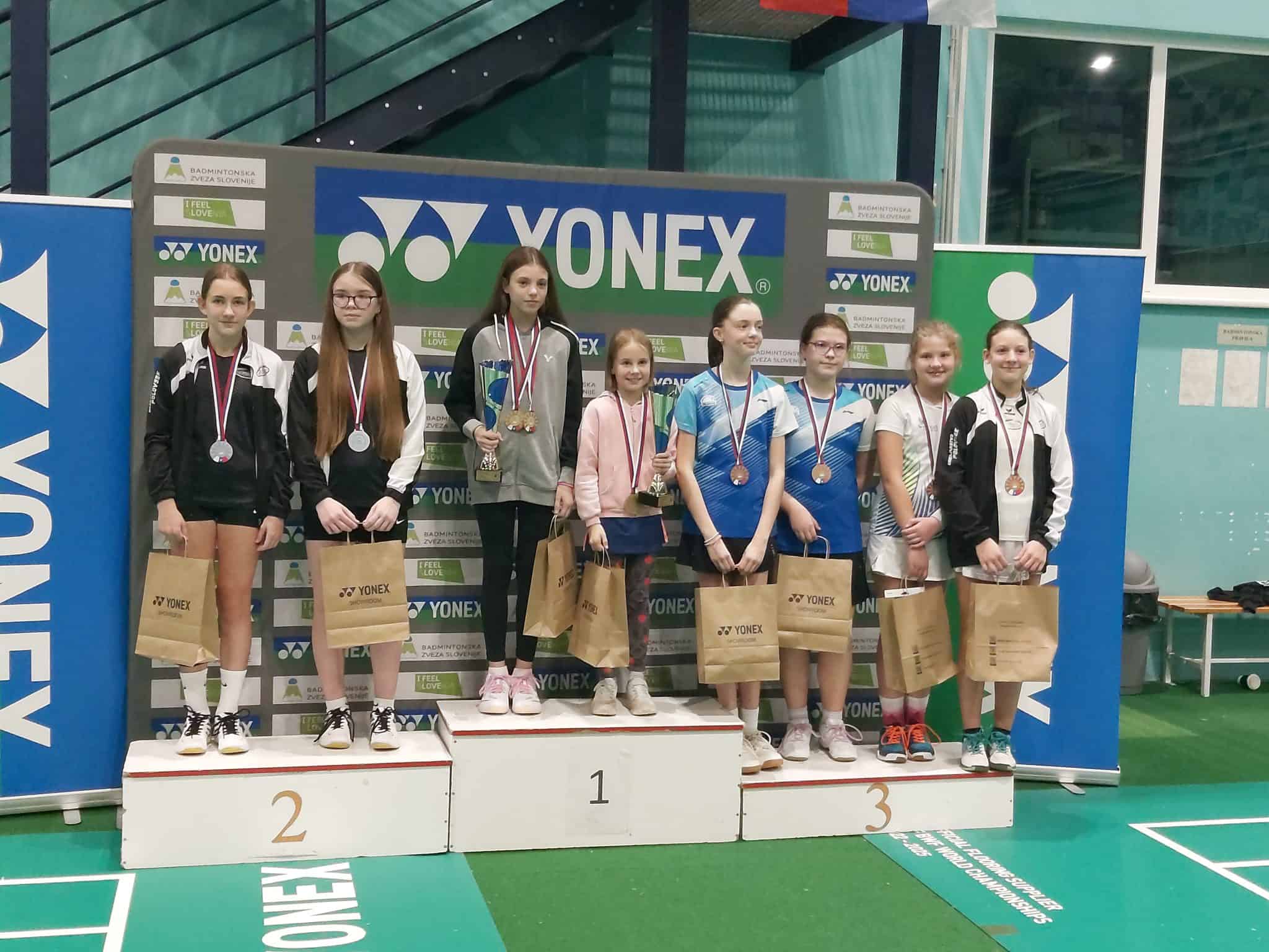 Državni podprvakinji v badmintonu do 13 let sta postali Alma Ahmetović in Eva Vrčkovnik