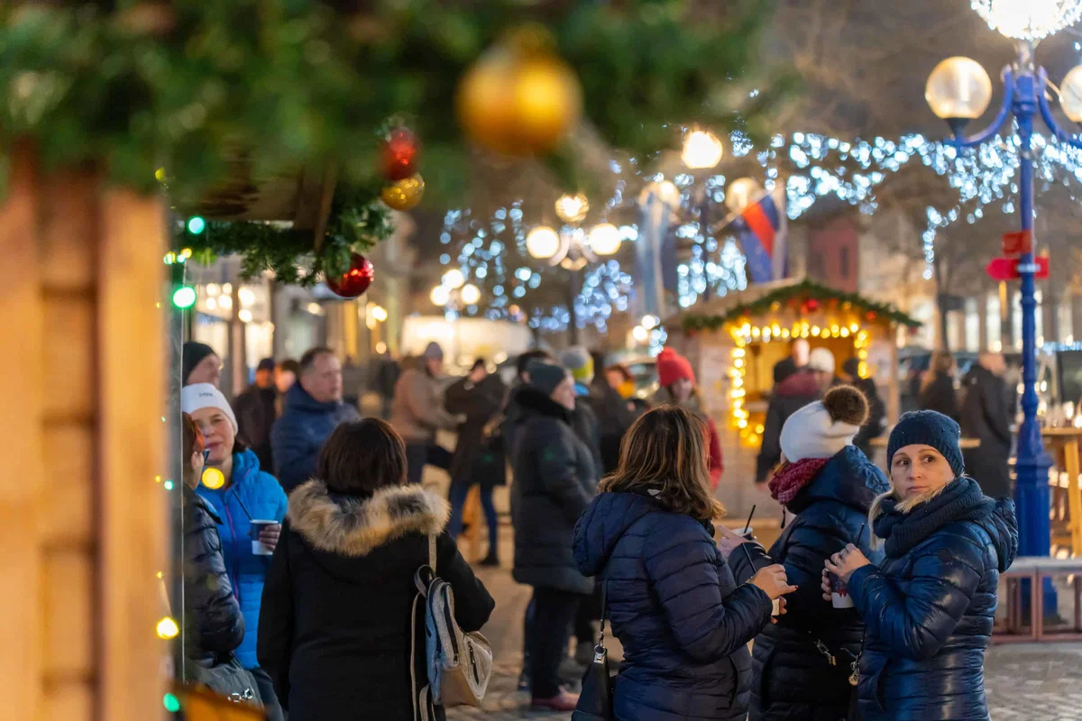 Sinoči smo nakupovali pod lučkami