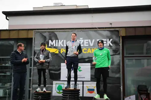 Kljub deževnemu vremenu po stopnišču "CIK - CAK" teklo štirideset tekmovalcev, Josef Eder postavil nov rekord teka (FOTO)