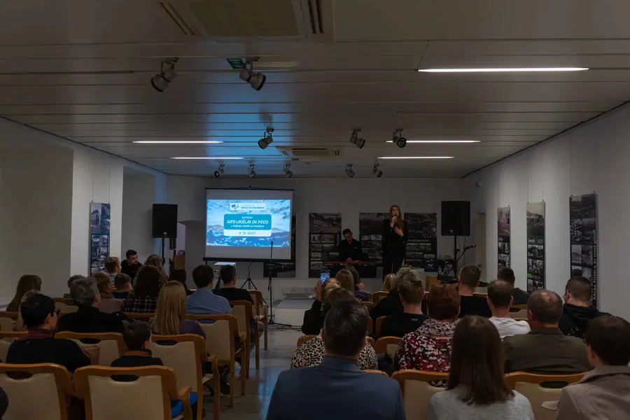 Na Ravnah pripravili zaključek umetniškega natečaja Med Uršljo in Peco s slavnostjo podelitvijo nagrad in glasbeno gostjo Evo Boto (FOTO)