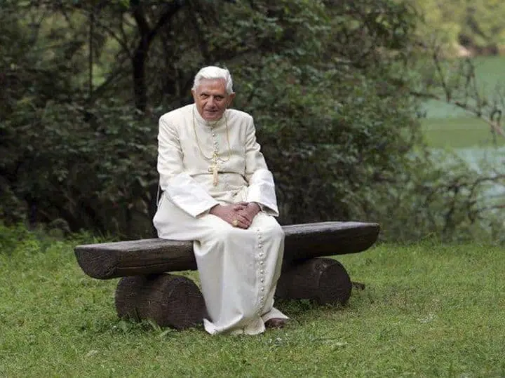 Umrl zaslužni papež Benedikt XVI.