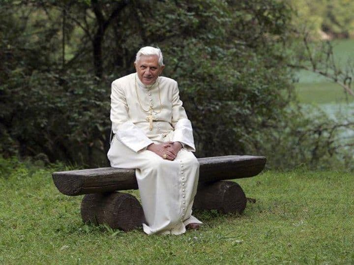 Umrl zaslužni papež Benedikt XVI.