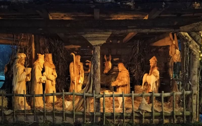 Ob prižigu lučk na Prevaljah na ogled tudi čudovite jaslice v naravni velikosti (VIDEO)