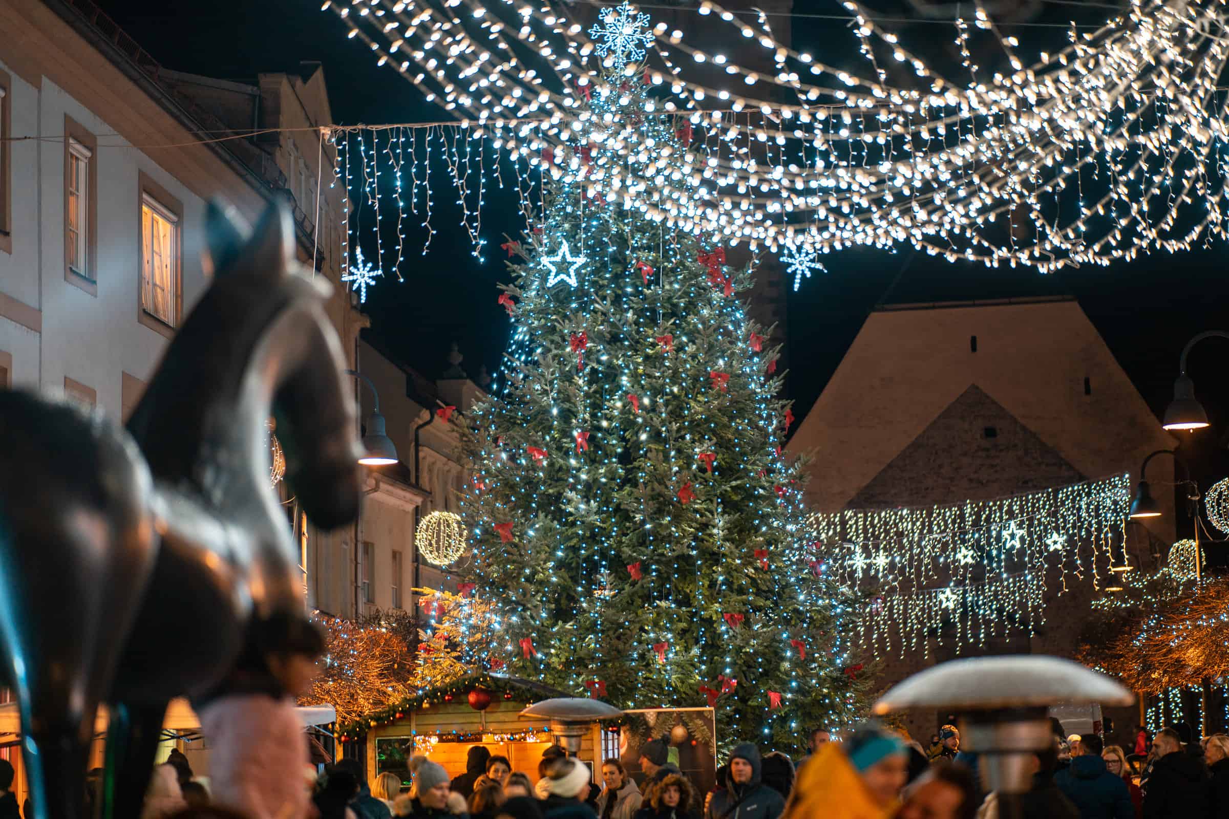 Z današnjim večernim prižigom prve svečke na vencu in lučk se Slovenj Gradec prebuja v praznično vzdušje