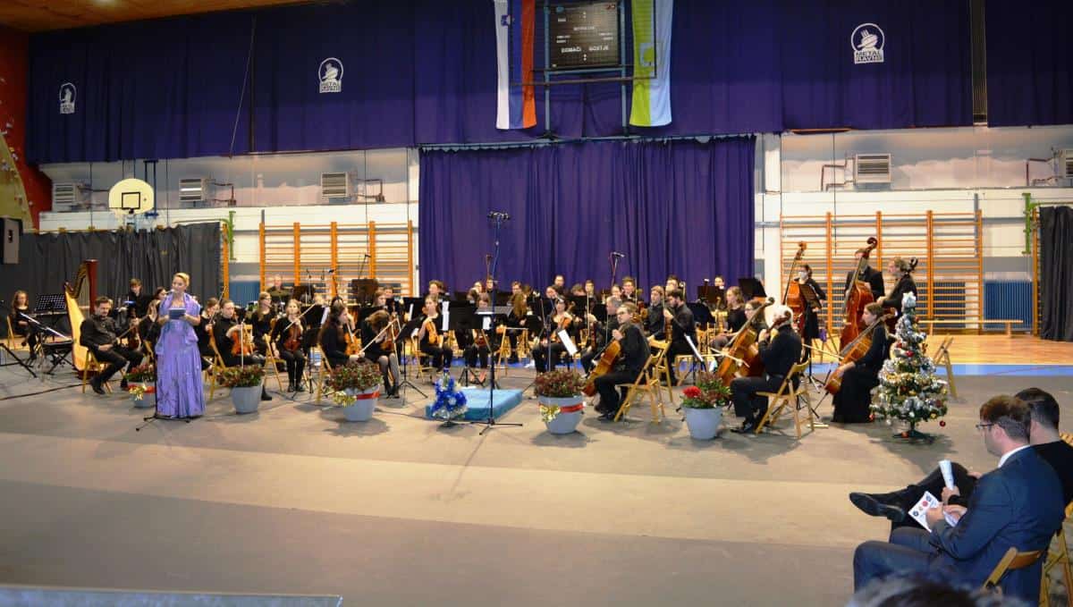 Miklavžev koncert simfoničnega orkestra “Koroški simfoniki” in baletnega oddelka (FOTO)