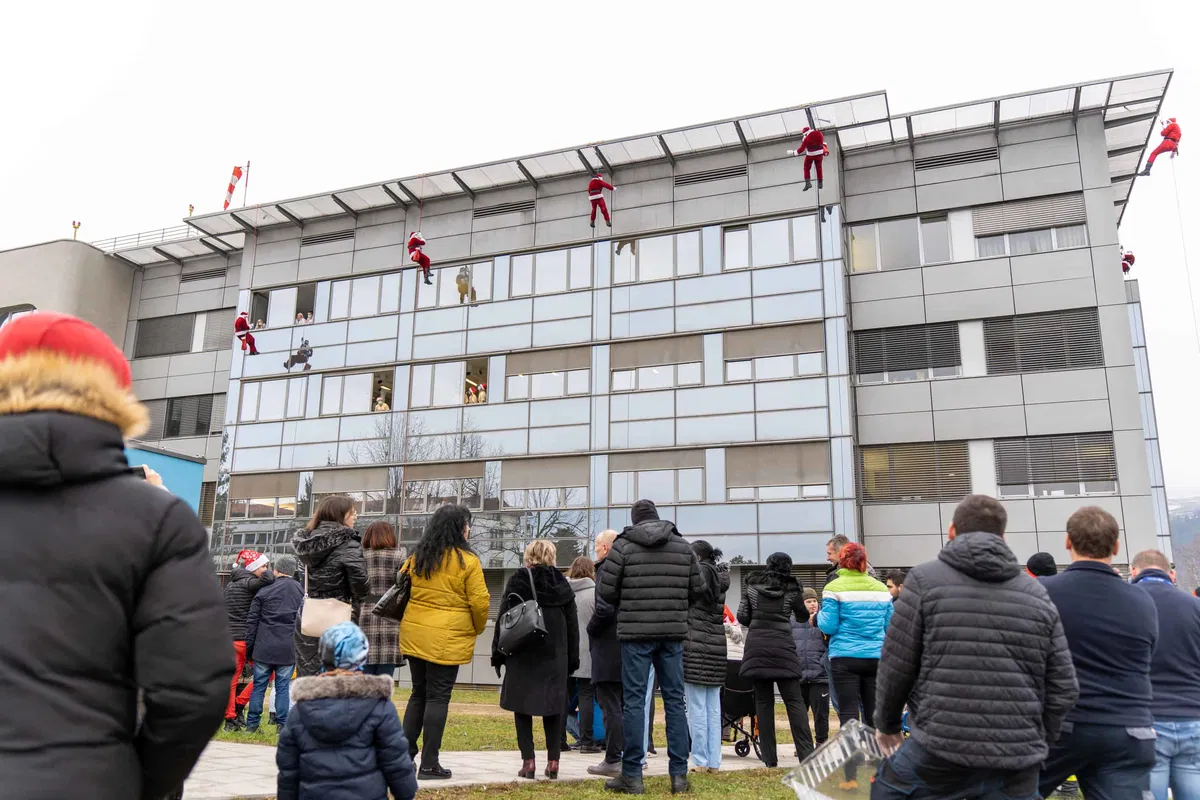 FOTO: Iz heliporta SB Slovenj Gradec se je spustilo kar 11 Božičkov