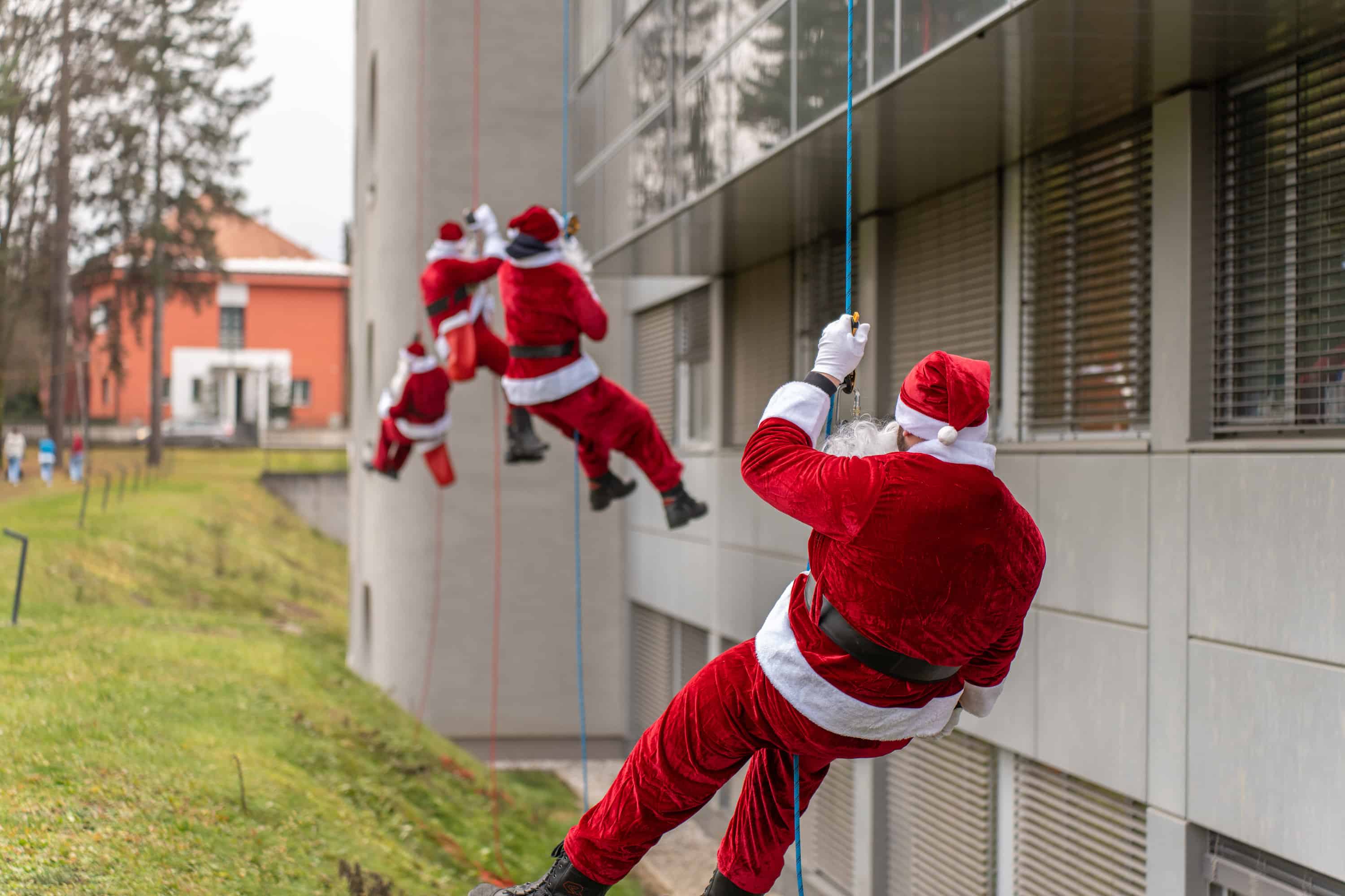 Čarobni spust Božičkov bo razveselil najmlajše v SB Slovenj Gradec