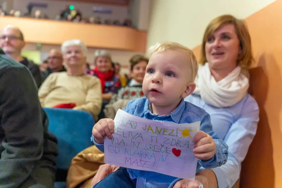 V do zadnjega kotička polnem Domu borcev na koncertu za Janezove korake zbrali preko 4.000  evrov
